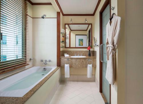 海防Avani Hai Phong Harbour View Hotel的带浴缸和盥洗盆的浴室