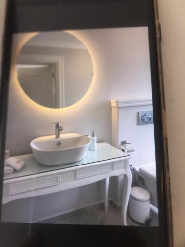 İznikAşiyan Yalısı的白色的浴室设有水槽和镜子