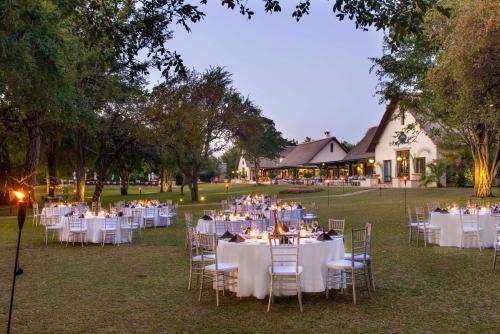 利文斯顿赞比亚维多利亚瀑布皇家利文斯顿安纳塔拉酒店的户外婚礼,配有白色的桌椅