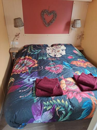 塞罗斯凯尔克Vakantie bij 17的一张带五颜六色的被子的床