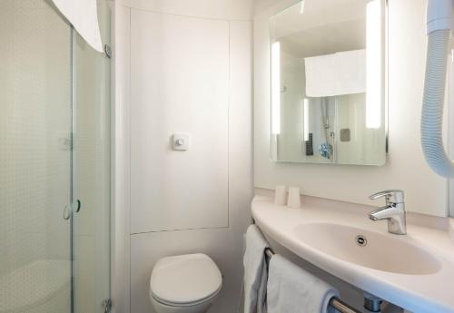科凯勒B&B HOTEL Calais Terminal Cité Europe 3 étoiles的白色的浴室设有卫生间和水槽。