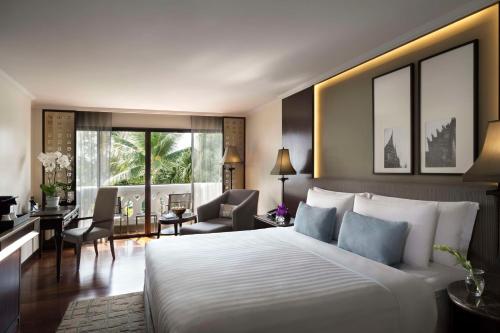 曼谷曼谷河畔安纳塔拉度假酒店的一间带大床的卧室和一间客厅