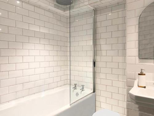 伦敦Tower Bridge Borough Market London Bridge House的带淋浴、卫生间和盥洗盆的浴室