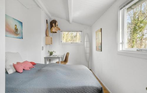 JægersprisNice Home In Jgerspris With Kitchen的白色的卧室设有床和窗户