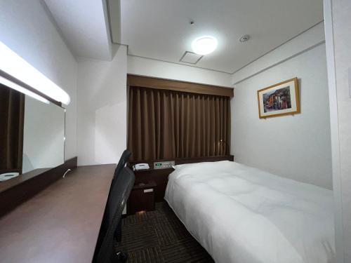 米子市Hotel Alpha-One Yonago的酒店客房设有床和窗户。