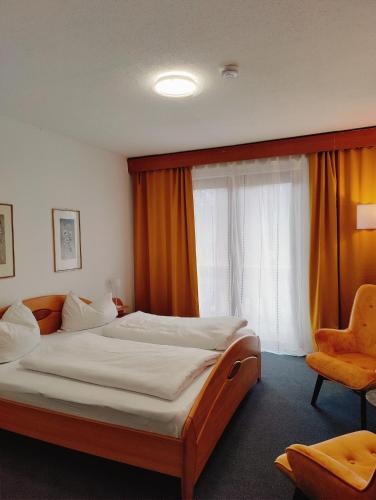 雷丹尼茨恩Lorenzhof by JULKA - self checkin的一间卧室设有一张大床和一个窗户。