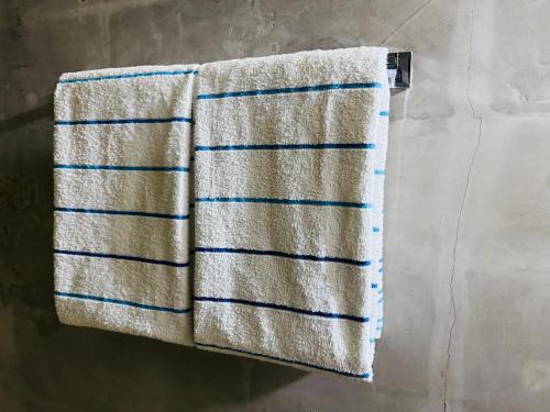 尼甘布ECO Hut by LEEL的浴室墙上挂着毛巾