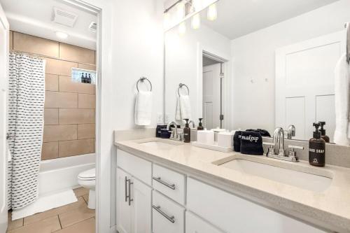费耶特维尔Porte Orange-Modern Home-1 mi from DT Fayetteville的白色的浴室设有2个盥洗盆和1个卫生间。
