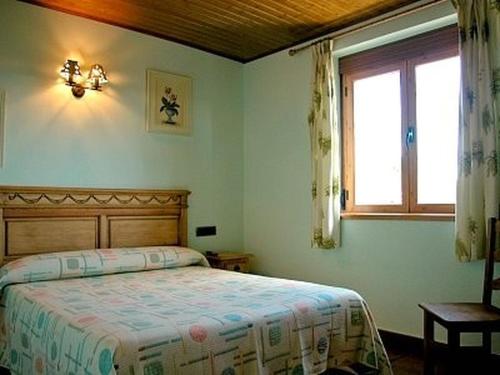 Rabanera del PinarCasa Rural Roblegordo的一间卧室设有一张床和一个窗口