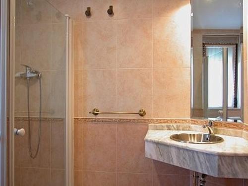 Rabanera del PinarCasa Rural Roblegordo的带淋浴和盥洗盆的浴室