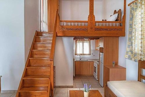 斯基罗斯岛HORIZON Skyrian house的客房设有双层床,其中设有楼梯