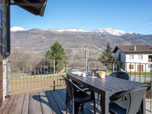 费尼斯Apartment Maison Pro de Solari-2 by Interhome的山景甲板上的木桌和椅子