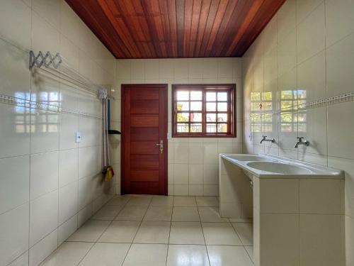 蒙特韦尔迪Casa Luar的一间带水槽和红色门的浴室