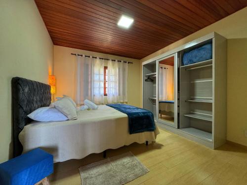 蒙特韦尔迪Casa Luar的一间卧室,卧室内配有一张大床