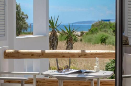 布拉卡Glaronissi Beach的一张桌子,从窗户可欣赏到海滩美景