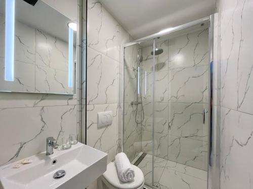 里马夫斯卡索博塔AM Motel的带淋浴、盥洗盆和卫生间的浴室