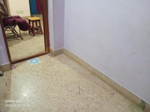 马杜赖Shanthi Illam的客房铺有地毯,配有镜子。