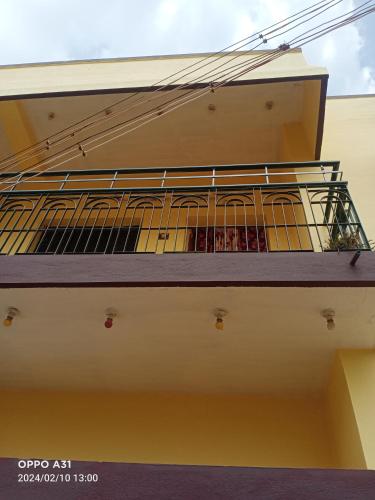 马杜赖Shanthi Illam的大楼一侧的阳台