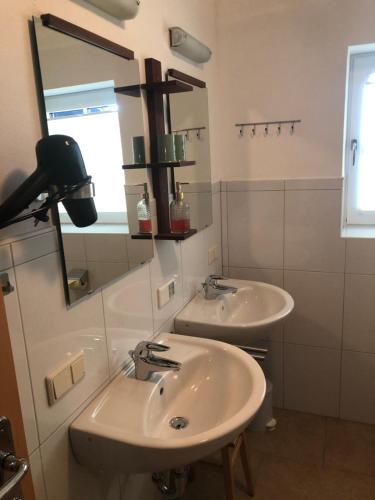 BirnbergSchmiedlehnerhof的浴室设有2个水槽和镜子