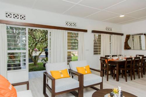 基加利Neza Haven Kigali的一间带桌椅的用餐室