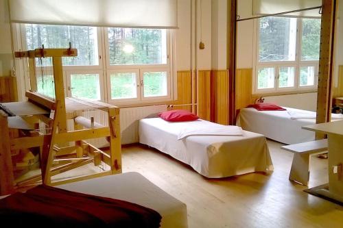 凯米耶尔维the old school of halosenranta的带两张双层床和两扇窗户的房间