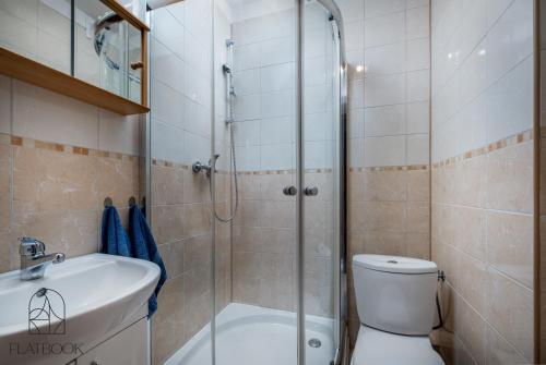 库瑞尼卡慕斯卡Flatbook Apartamenty - Krynica Morska Gdańska的带淋浴、卫生间和盥洗盆的浴室