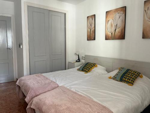 奥里韦拉Casa Sol Vistabella Golf Resort的一间卧室配有一张带两个枕头的床