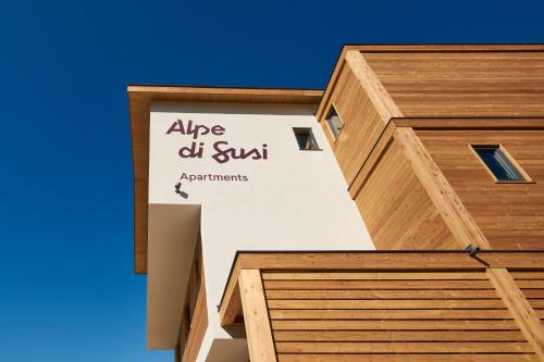 卡斯特尔罗托Alpe di Susi的建筑的侧面有标志