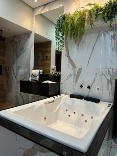 孔塔任Motel Stilo - Adults Only的浴室内设有大型白色浴缸。