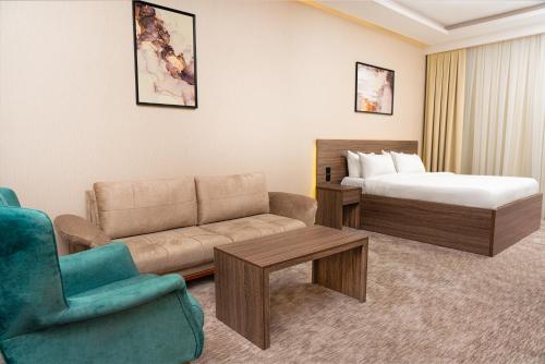 麦地那فندق بلاتينيوم الاولي الفندقية的酒店客房设有一张沙发和一张床