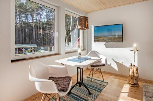 于克里茨Krebssee的客房设有桌椅和窗户。