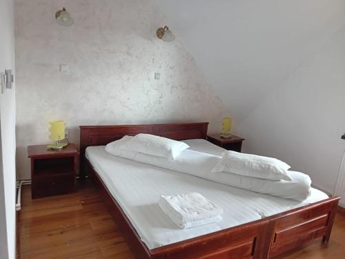 兰卡Rusticanna的一间卧室配有带白色床单和枕头的床。
