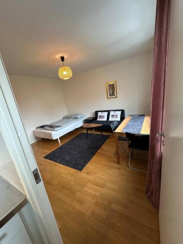 哥德堡Beautiful And Comfortable Apartment的客房设有一张床、一张桌子和一张桌子。