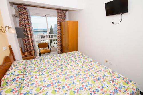 坎帕斯蒂利亚肯斯蒂利亚爱米克酒店的一间卧室配有一张床,享有海景