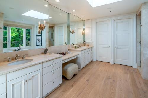 MontecitoLavish Montecito Home with Hot Tub, Patio and Gardens!的一间带两个盥洗盆和大镜子的浴室