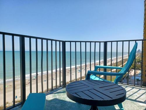 默特尔比奇Blue Palmetto的蓝椅,位于俯瞰海滩的阳台