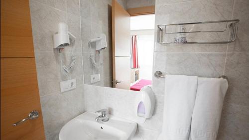 马略卡岛帕尔马Hotel Amic Colon的一间带水槽和镜子的浴室