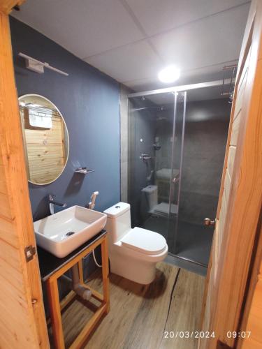 科代卡纳尔Kodai Glamp的浴室配有卫生间、盥洗盆和淋浴。