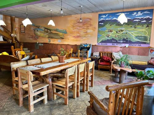 埃博森Ankatu Hostel的餐厅设有一张大型木桌和椅子