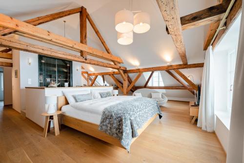 OberdorfHotel Weissenstein的一间卧室设有一张大床和木制天花板。