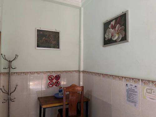 马德望Palm Tree Quest House的一间墙上挂着一张桌子和一张照片的房间