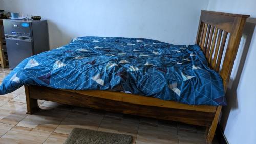 ShiriLala Homestay的一张蓝色床罩