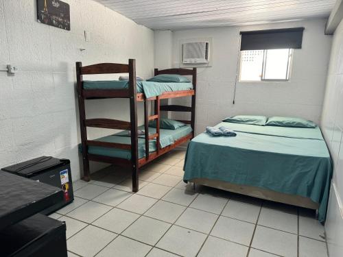 累西腓Casa Recife Pousada的小房间设有两张双层床和梯子
