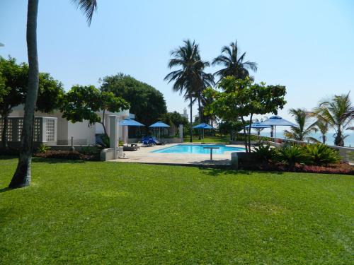 维兰库卢什唐娜安娜酒店的享有度假村游泳池的景致。