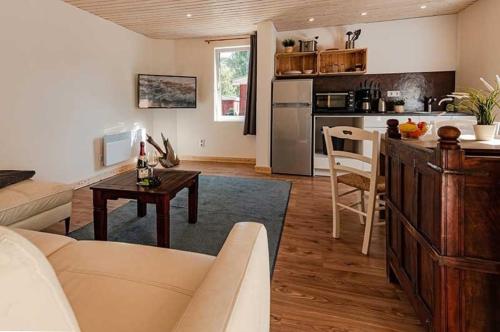 于克里茨Seebär的客厅以及带沙发和桌子的厨房。