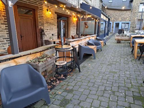 阿勒Au Coeur d'Alle的餐厅内带桌椅的庭院