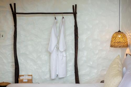 萨帕Black Ship Sapa的卧室配有挂在墙上的白色毛巾