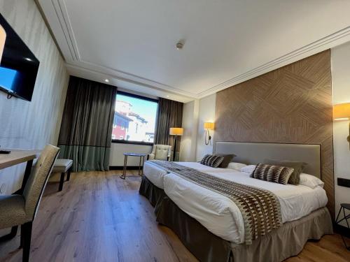 桑坦德港湾酒店的酒店客房设有一张大床和一台电视。