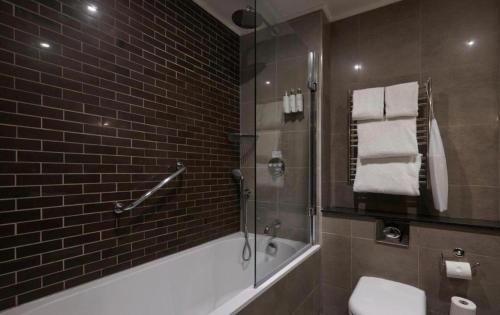 巴洛赫Cameron House - Lodge 17 - Loch Lomond的带淋浴、盥洗盆和卫生间的浴室