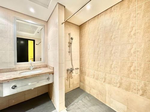 迪拜AR Holiday Home JBR的一间带水槽和镜子的浴室